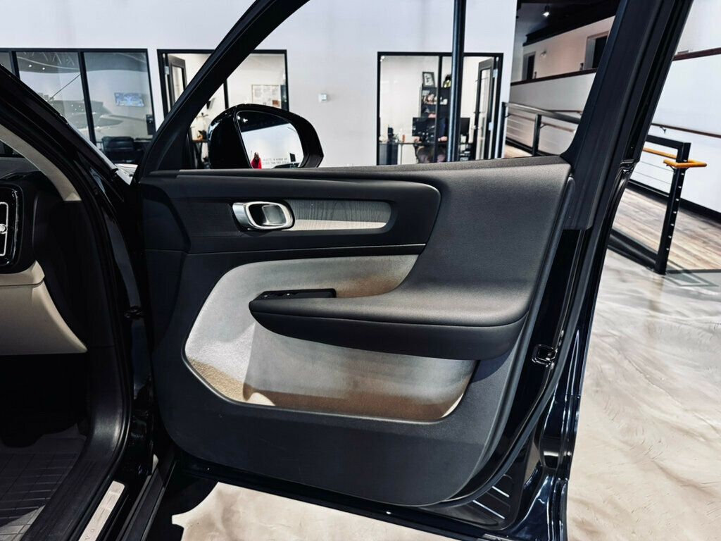 2023 Volvo XC40 B5/AWD/DarkTheme/Plus/DriverAssistPkg/ClimatePkg/PanoRoof/NAV - 23044543 - 25