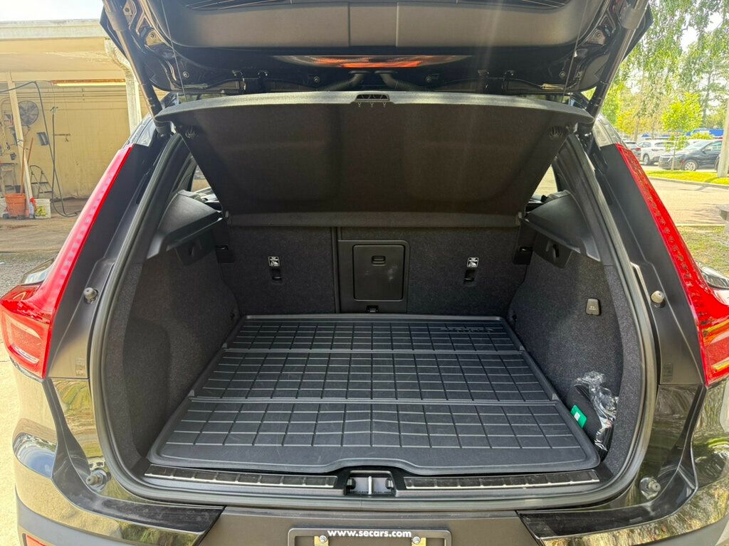 2023 Volvo XC40 AWD Plus photo 2