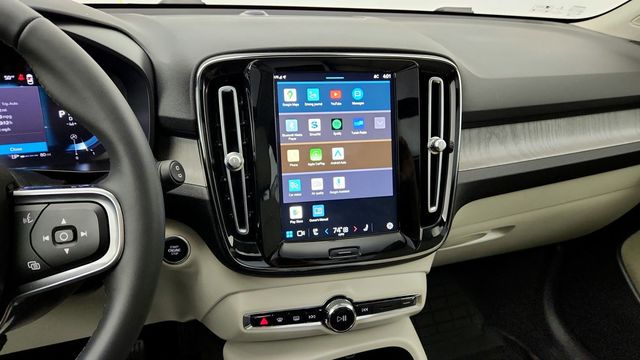 2023 Volvo XC40 B5 AWD Plus Bright Theme w/ Driver Assist Package & 20'' Wheels - 22971724 - 17