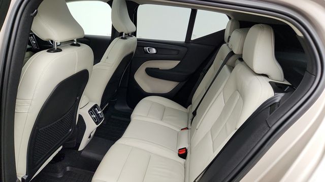 2023 Volvo XC40 B5 AWD Plus Bright Theme w/ Driver Assist Package & 20'' Wheels - 22971724 - 22