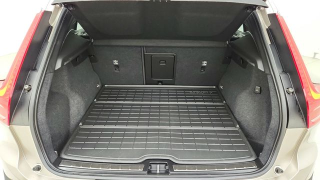 2023 Volvo XC40 B5 AWD Plus Bright Theme w/ Driver Assist Package & 20'' Wheels - 22971724 - 23