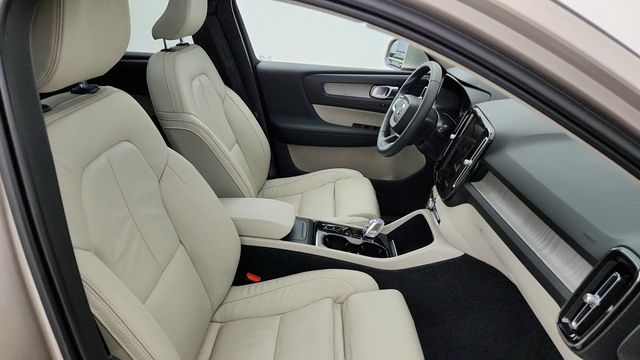 2023 Volvo XC40 B5 AWD Plus Bright Theme w/ Driver Assist Package & 20'' Wheels - 22971724 - 25