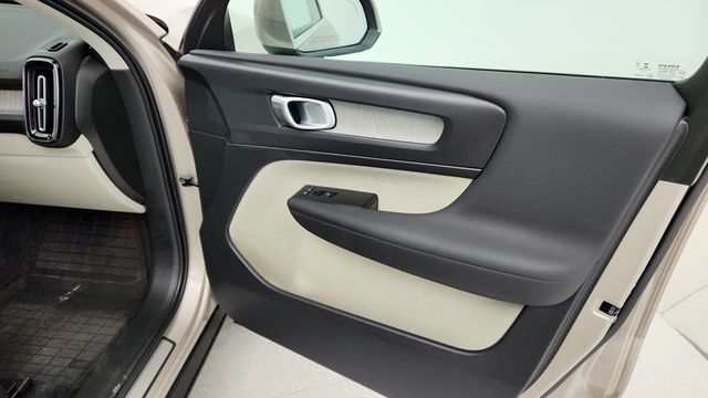 2023 Volvo XC40 B5 AWD Plus Bright Theme w/ Driver Assist Package & 20'' Wheels - 22971724 - 27