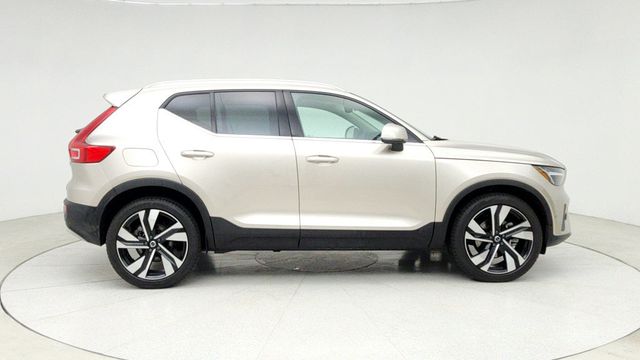 2023 Volvo XC40 B5 AWD Plus Bright Theme w/ Driver Assist Package & 20'' Wheels - 22971724 - 3