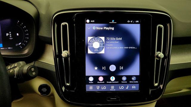 2023 Volvo XC40 B5 Plus Dark Theme AWD w/ Climate Package & 20’’ Wheels - 23098676 - 15