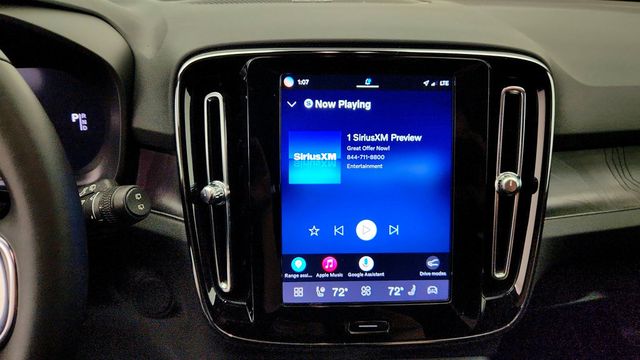 2023 Volvo XC40 Recharge Pure Electric Twin eAWD Ultimate w/ Trailer Hitch & Pixel LED Headlights - 23075548 - 17