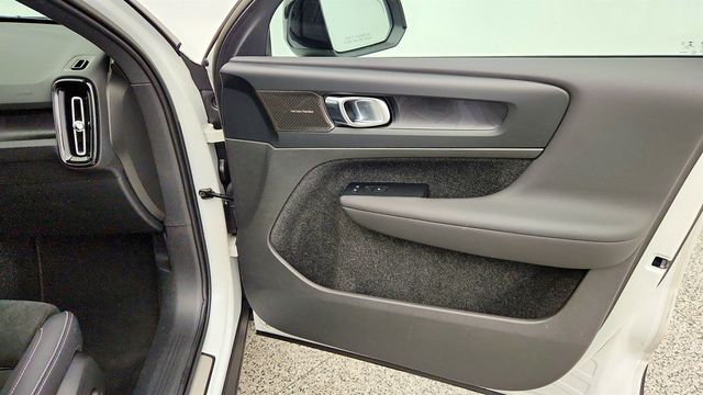2023 Volvo XC40 Recharge Pure Electric Twin eAWD Ultimate w/ Trailer Hitch & Pixel LED Headlights - 23075548 - 24