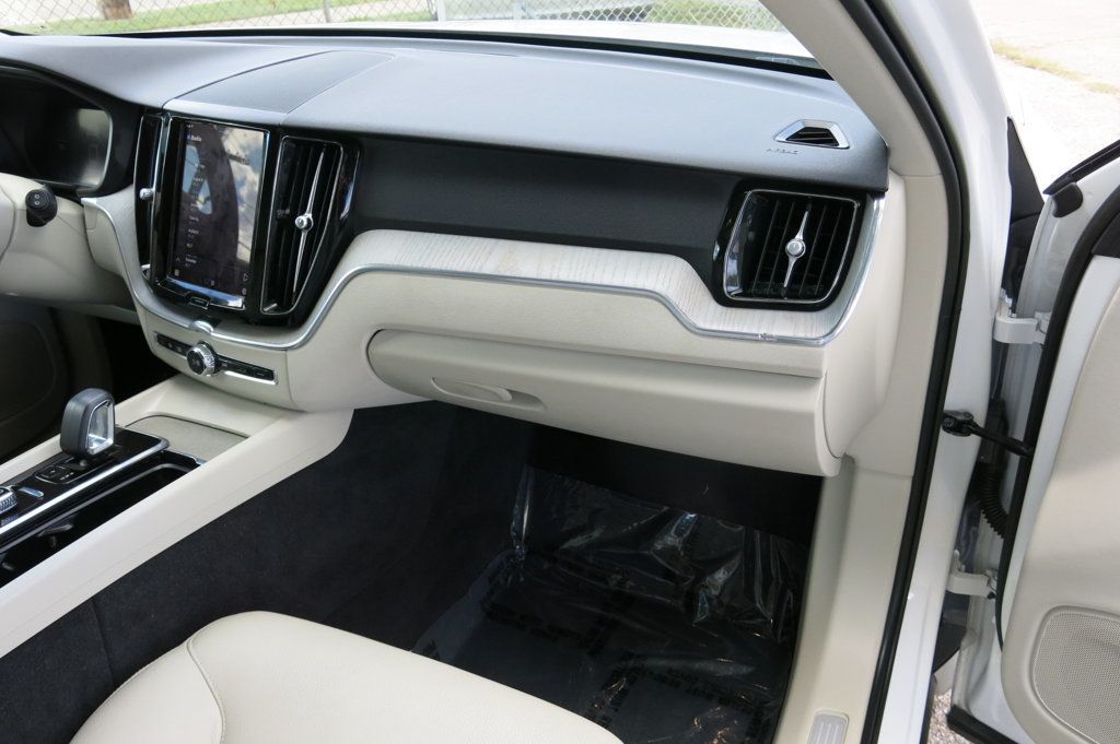2023 Volvo XC60 B5 Plus photo 6