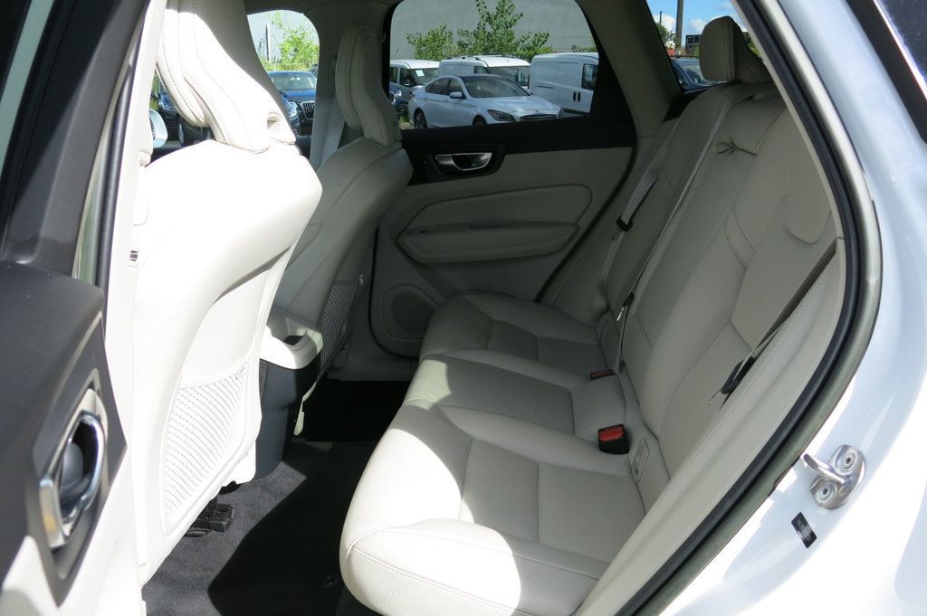 2023 Volvo XC60 B5 Plus photo 9