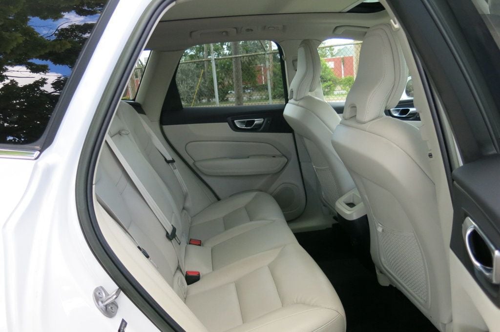 2023 Volvo XC60 B5 Plus photo 10