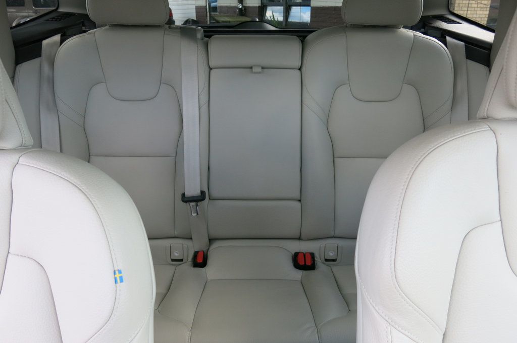 2023 Volvo XC60 B5 Plus photo 11
