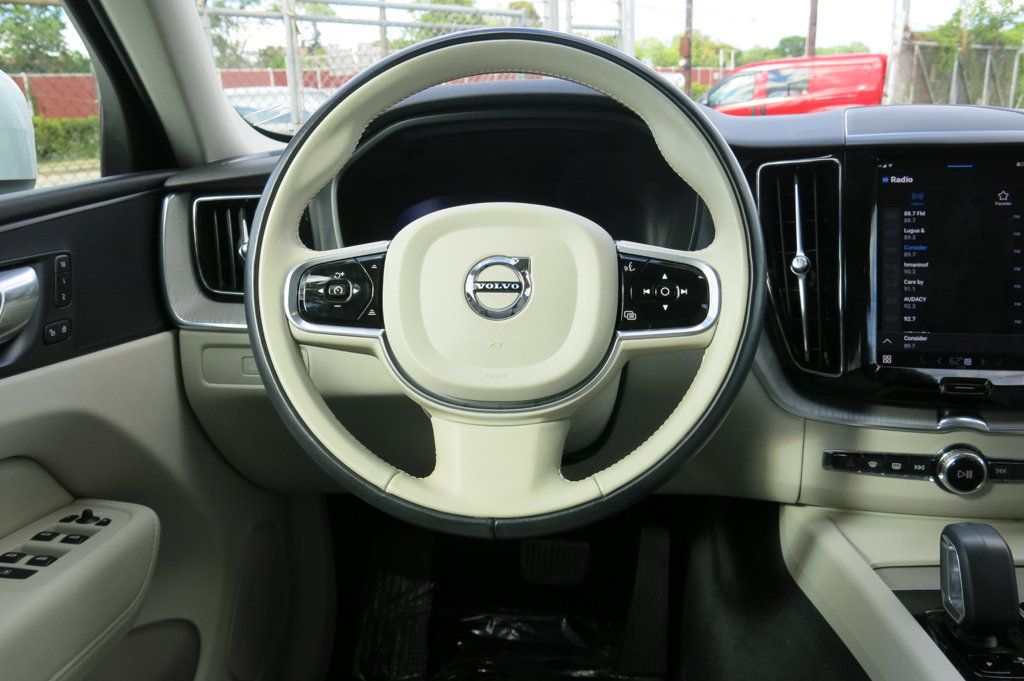 2023 Volvo XC60 B5 Plus photo 12