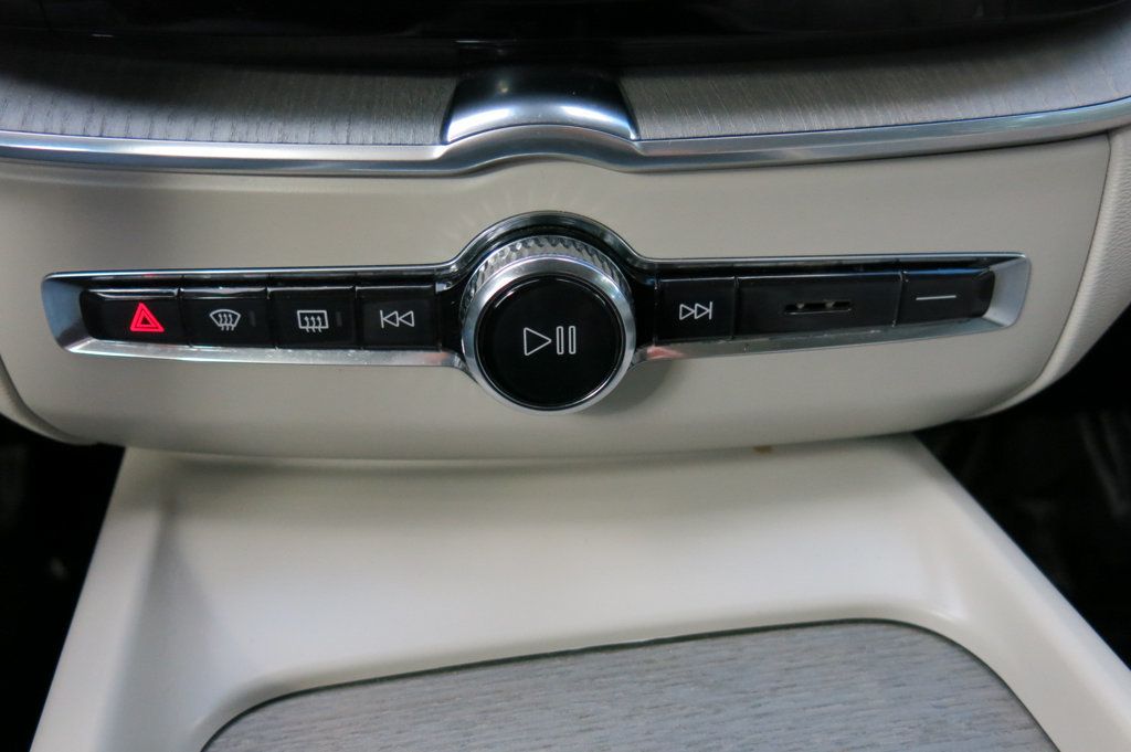 2023 Volvo XC60 B5 Plus photo 21
