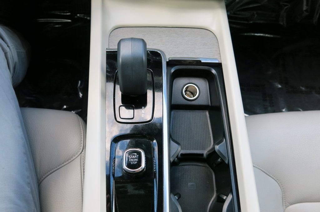 2023 Volvo XC60 B5 Plus photo 22