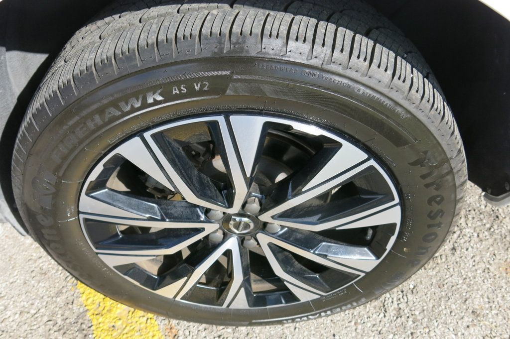 2023 Volvo XC60 B5 Plus photo 25