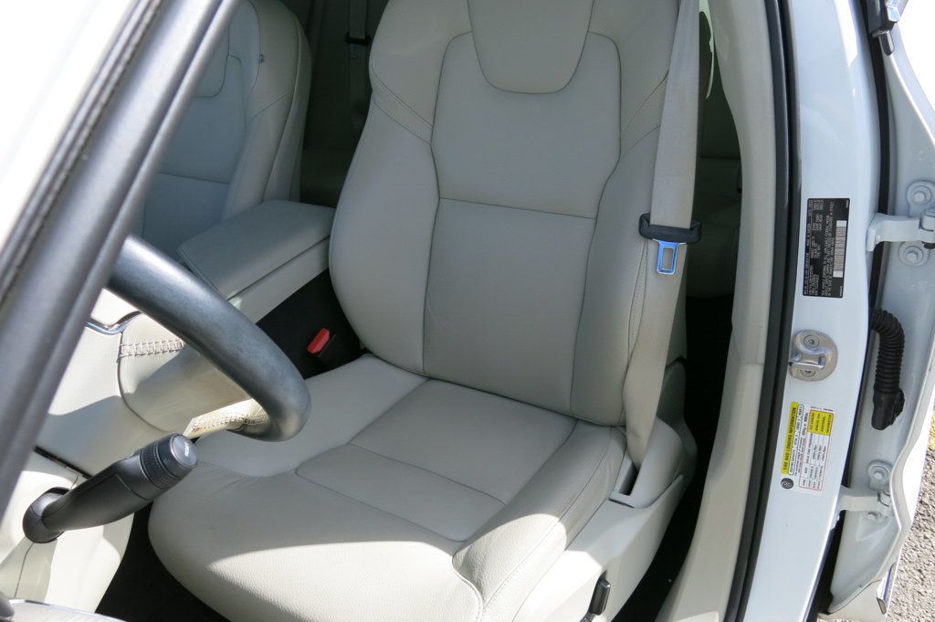 2023 Volvo XC60 B5 Plus photo 32
