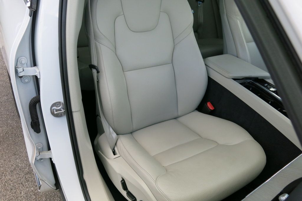 2023 Volvo XC60 B5 Plus photo 33