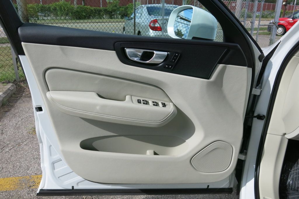 2023 Volvo XC60 B5 Plus photo 36