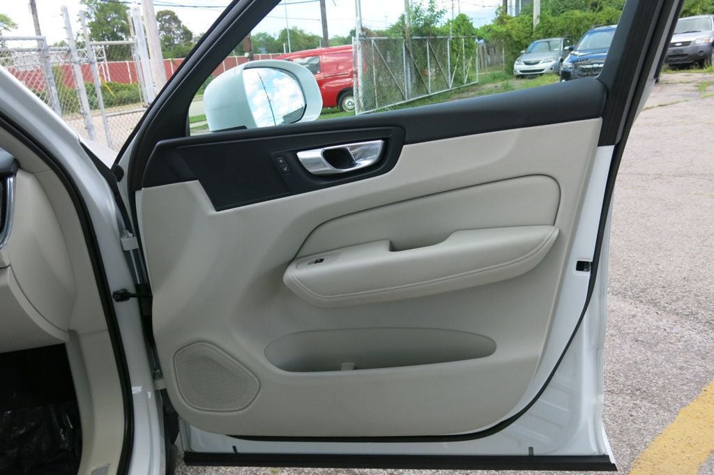 2023 Volvo XC60 B5 Plus photo 38