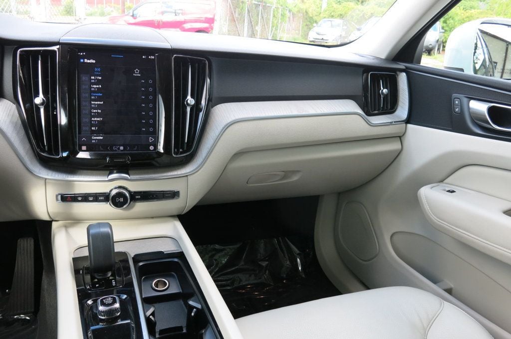 2023 Volvo XC60 B5 AWD Plus Bright Theme - 22907320 - 55