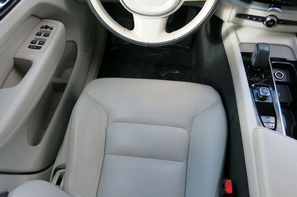 2023 Volvo XC60 B5 Plus photo 43