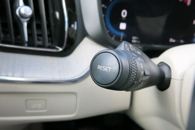 2023 Volvo XC60 B5 AWD Plus Bright Theme - 22907320 - 69