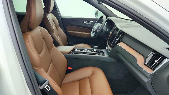 2023 Volvo XC60 B5 AWD Plus Bright Theme w/ Climate Package - 23015736 - 23