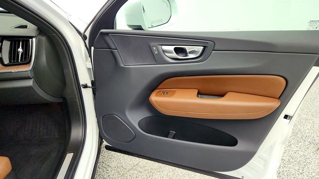 2023 Volvo XC60 B5 AWD Plus Bright Theme w/ Climate Package - 23015736 - 25
