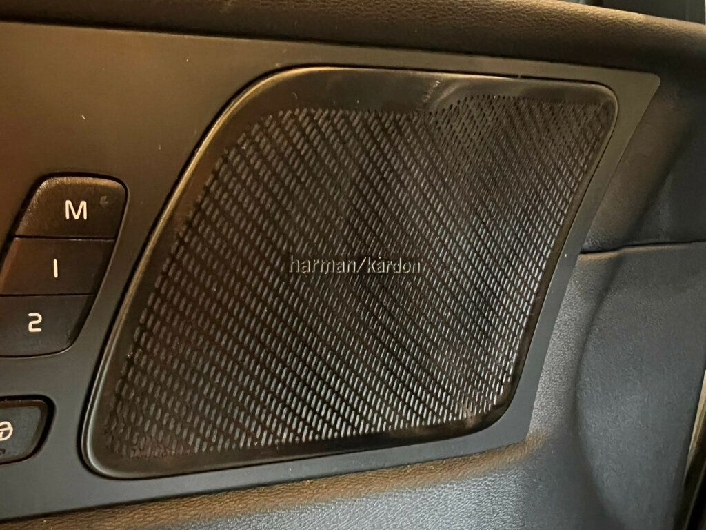 2023 Volvo XC60 B5/AWD/Plus/ClimatePkg/HarmonKardonSound/HomeLink/PanoRoof/NAV - 22997649 - 14