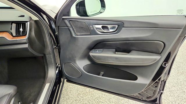 2023 Volvo XC60 B5 AWD Plus Dark Theme - 23035589 - 25