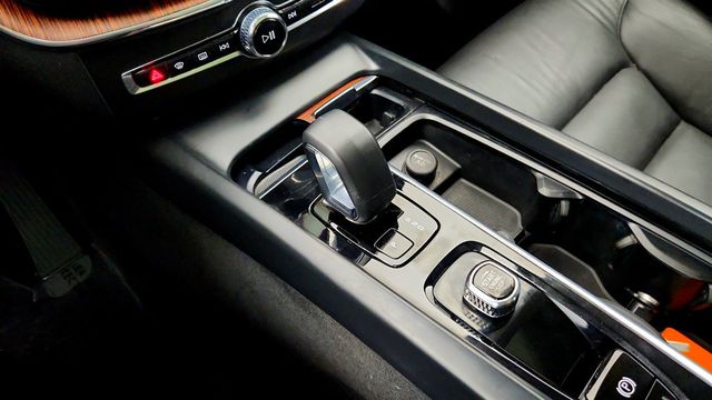 2023 Volvo XC60 B5 AWD Plus Dark Theme w/ 20'' Wheels, h/k Audio & Climate Pkg - 23035589 - 16