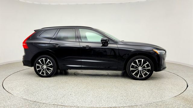 2023 Volvo XC60 B5 AWD Plus Dark Theme w/ 20'' Wheels, h/k Audio & Climate Pkg - 23035589 - 3