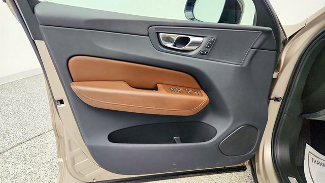 2023 Volvo XC60 B5 AWD Plus Dark Theme w/ Climate Package - 23015739 - 10