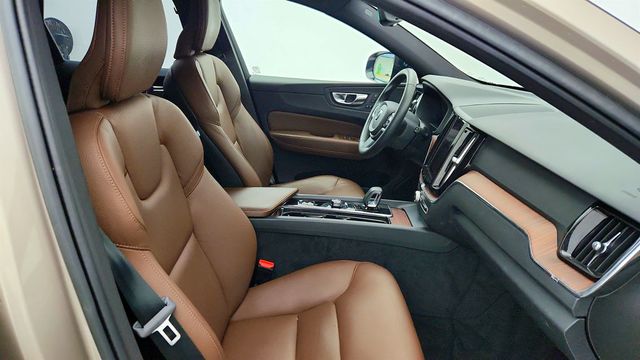 2023 Volvo XC60 B5 AWD Plus Dark Theme w/ Climate Package - 23015739 - 23