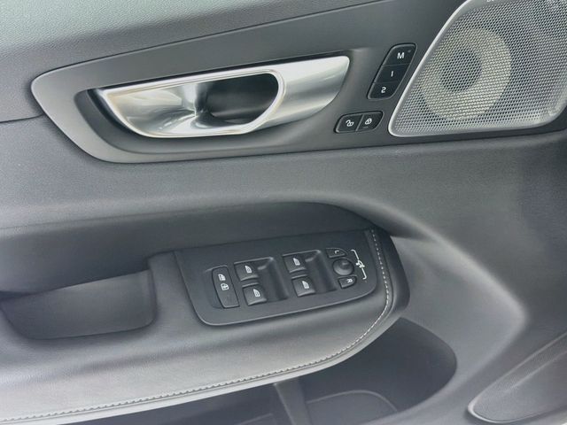 2023 Volvo XC60 B5 AWD Ultimate Bright Theme - 23065688 - 17