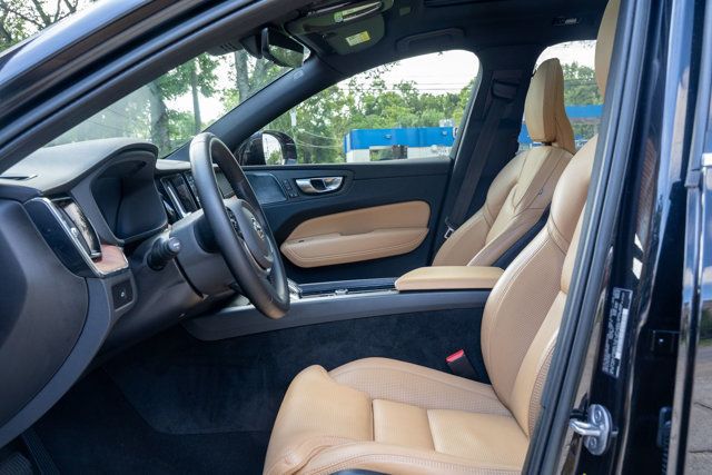 2023 Volvo XC60 B5/Ultimate/ClimatePkg/HeadUpDisplay/AdapCruise/PanoRoof/NAV - 23044542 - 17