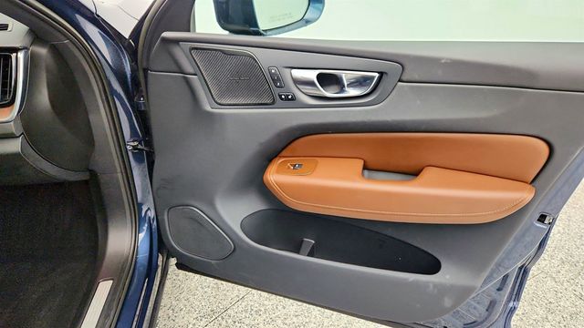 2023 Volvo XC60 B6 AWD Ultimate Bright Theme with 21'' Wheels & Climate Package - 22965220 - 25