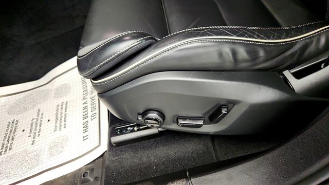 2023 Volvo XC60 B6 AWD Ultimate Dark Theme w/ B&W Premium Sound & Air Suspension - 23019528 - 11
