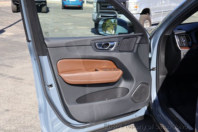 2023 Volvo XC60 Recharge Plug-In Hybrid T8 eAWD PHEV Ultimate Bright Theme - 22978006 - 11