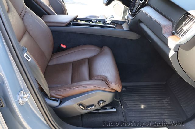 2023 Volvo XC60 Recharge Plug-In Hybrid T8 eAWD PHEV Ultimate Bright Theme - 22978006 - 18