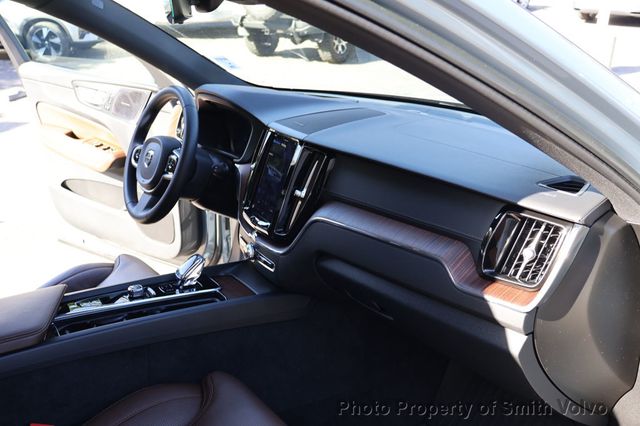 2023 Volvo XC60 Recharge Plug-In Hybrid T8 eAWD PHEV Ultimate Bright Theme - 22978006 - 19