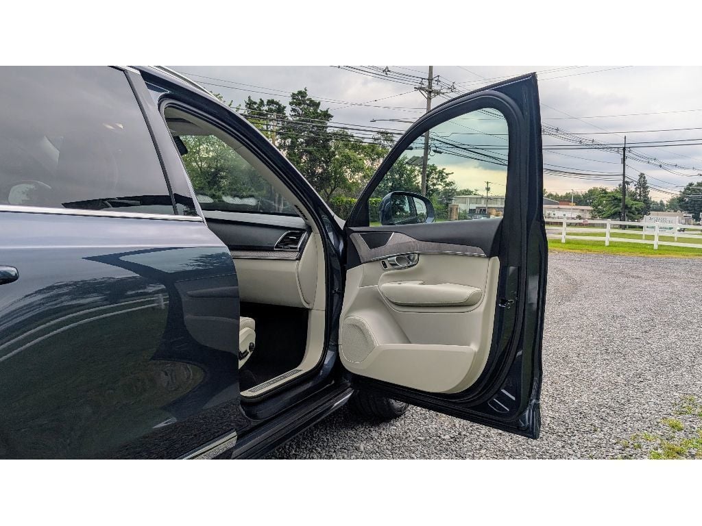 2023 Volvo XC90 AWD Plus photo 7