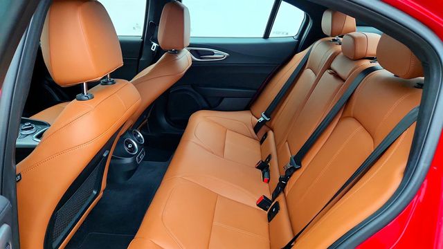 2024 Alfa Romeo Giulia Ti AWD w/ 19'' Sport Wheels & Saddle Brown Leather Seats - 23032076 - 20