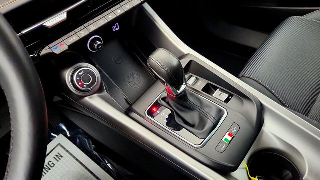 2024 Alfa Romeo Tonale Ti EAWD w/ Active Assist Pkg, 19'' Wheels & Power Moonroof - 23034678 - 16