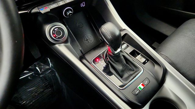 2024 Alfa Romeo Tonale Ti EAWD with Premium Interior Package & Power Moonroof - 22986935 - 16