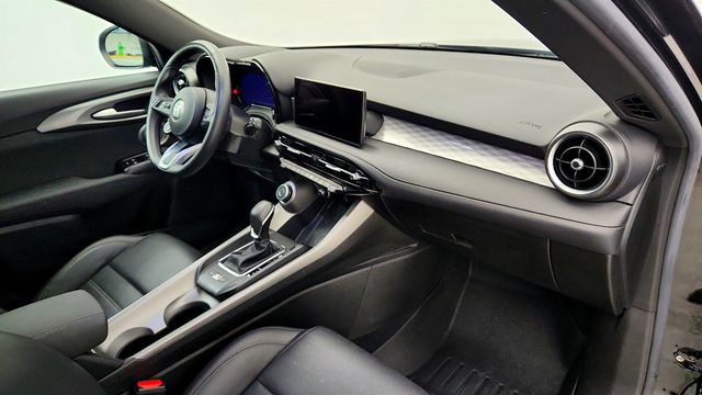 2024 Alfa Romeo Tonale Ti EAWD w/ Premium Interior & Sound Pkg & Active Assist Pkg - 23029353 - 24