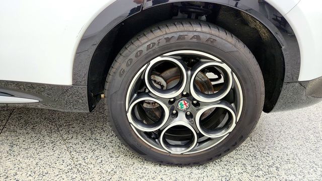2024 Alfa Romeo Tonale Ti EAWD w/ Premium Interior & Sound Pkg & Moonroof - 23091933 - 8