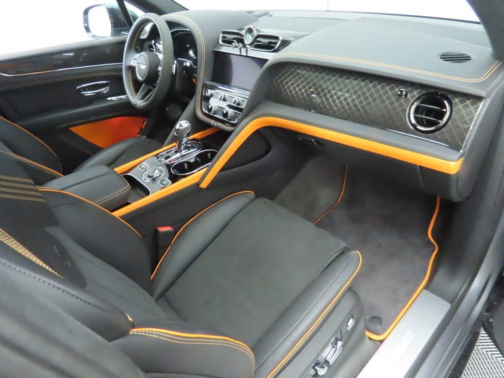 2024 Bentley Bentayga V8 photo 17
