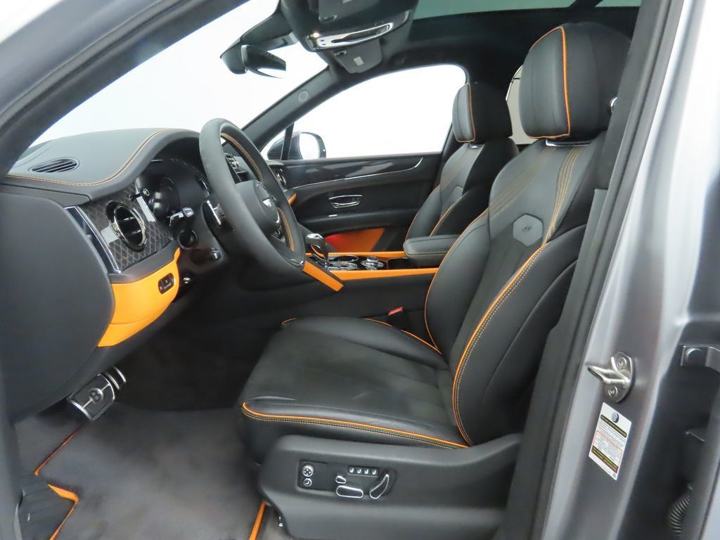 2024 Bentley Bentayga V8 photo 19