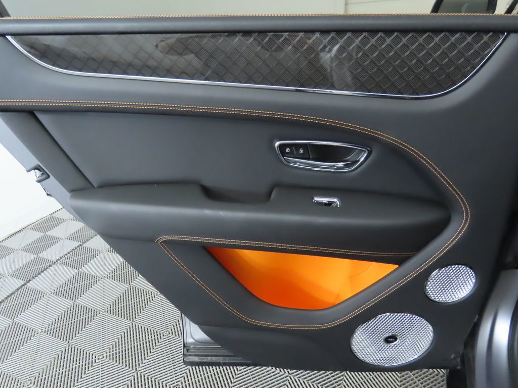 2024 Bentley Bentayga V8 photo 25
